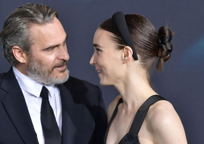 Cartel de Joaquin Phoenix y Rooney Mara: Los rumores de que la pareja se ha casado